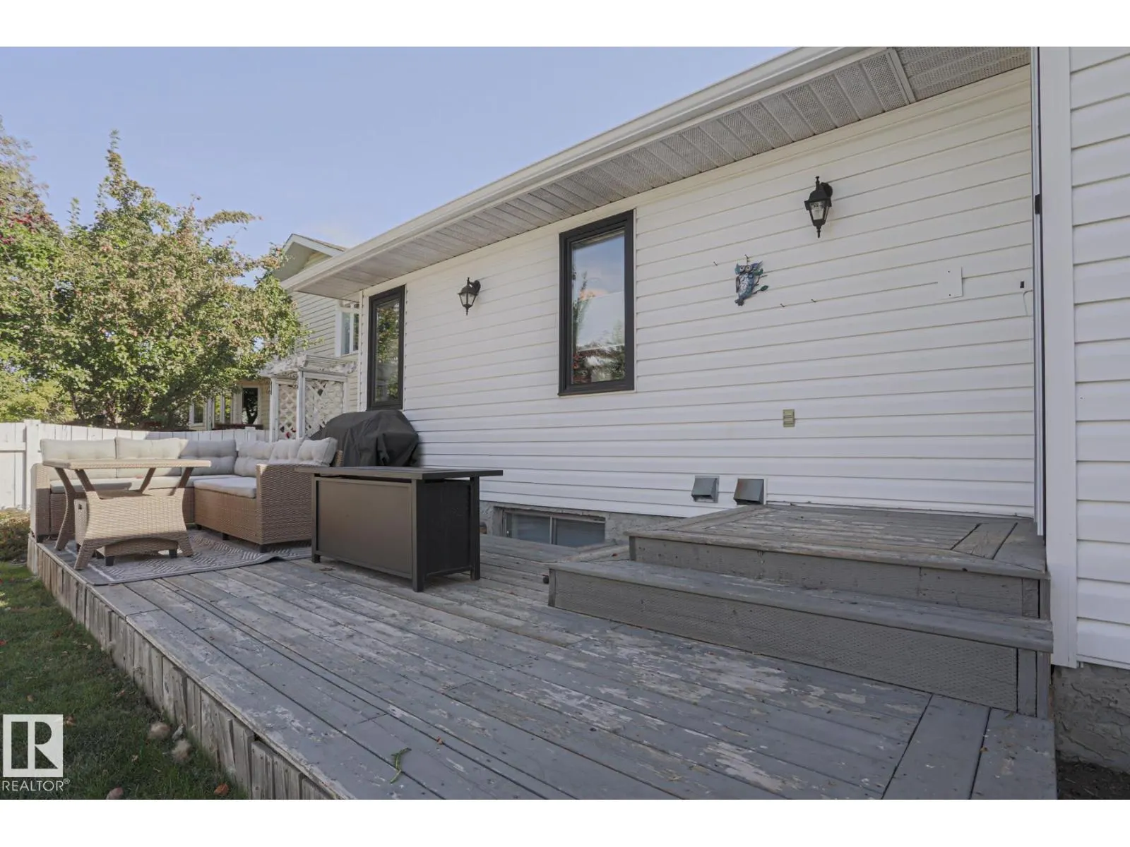 2 Hillview CR NE
