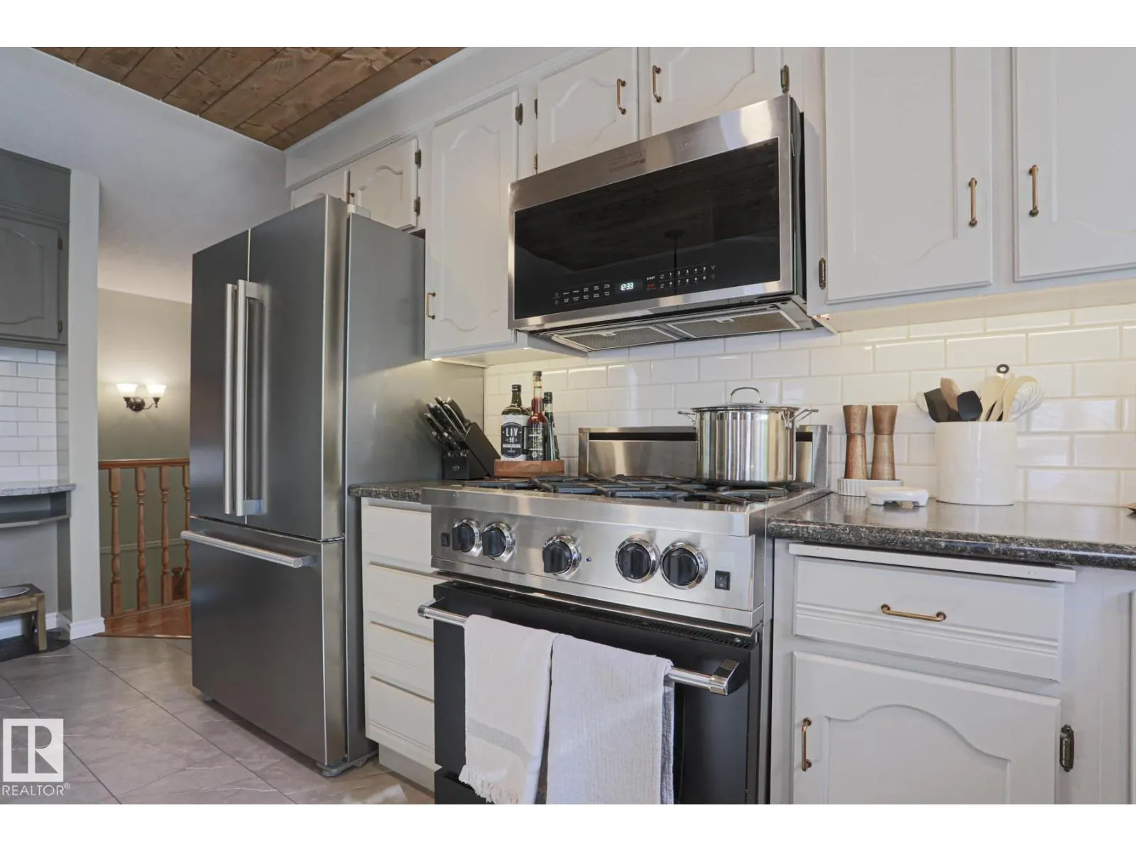 2 Hillview CR NE