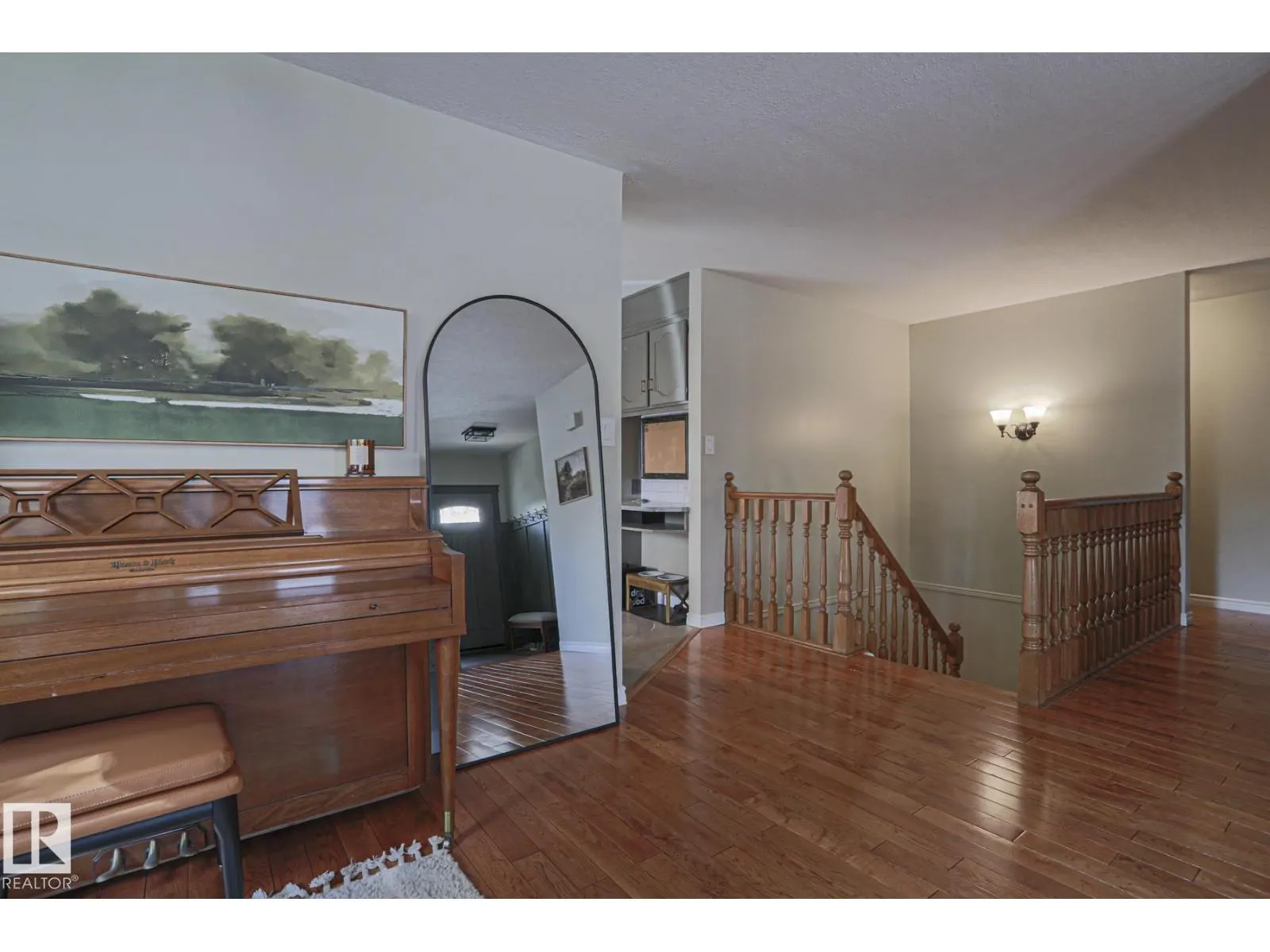 2 Hillview CR NE