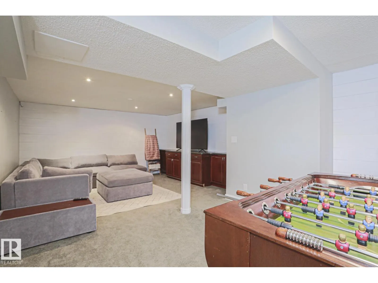 2 Hillview CR NE
