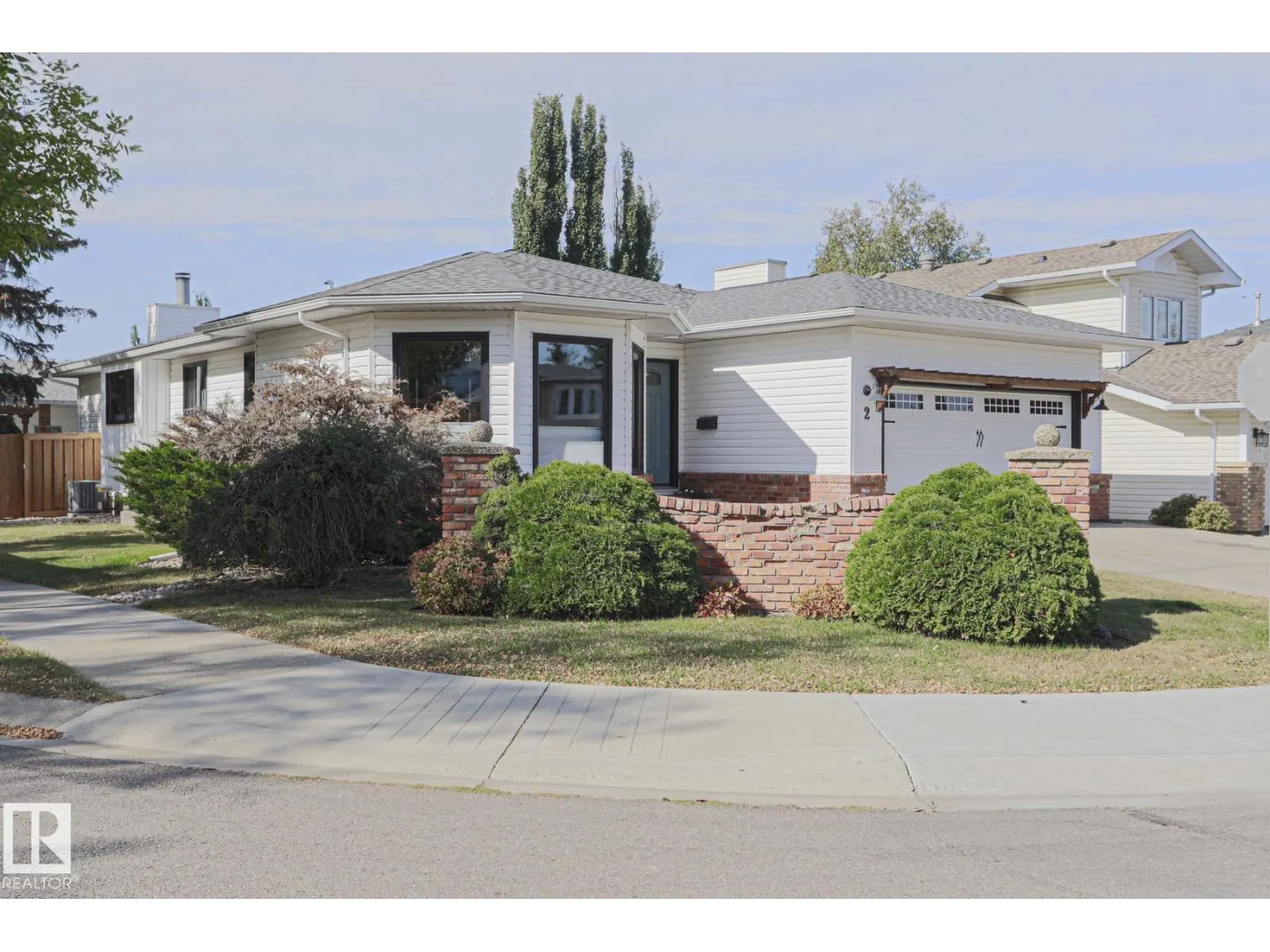 2 Hillview CR NE
