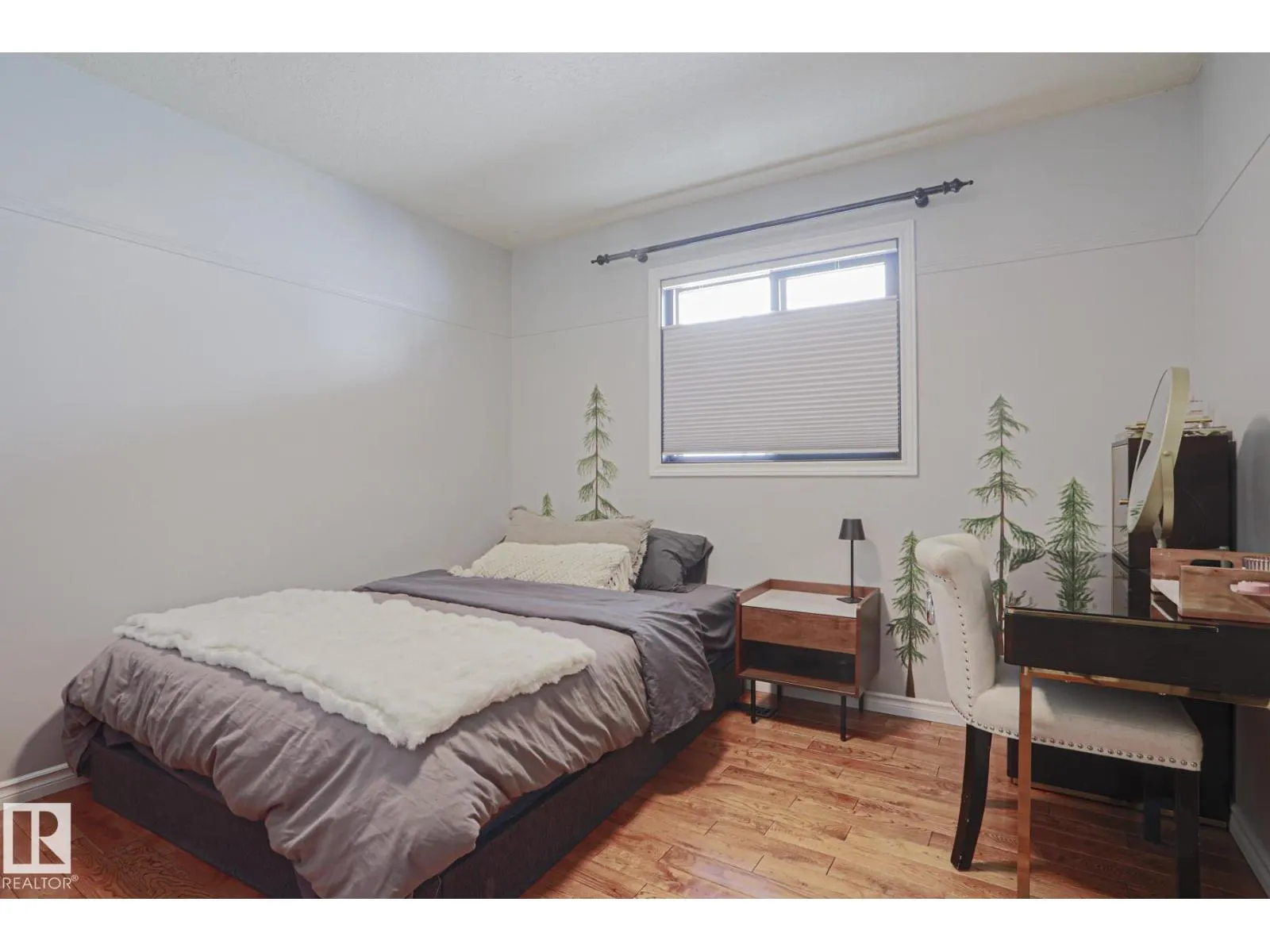 2 Hillview CR NE