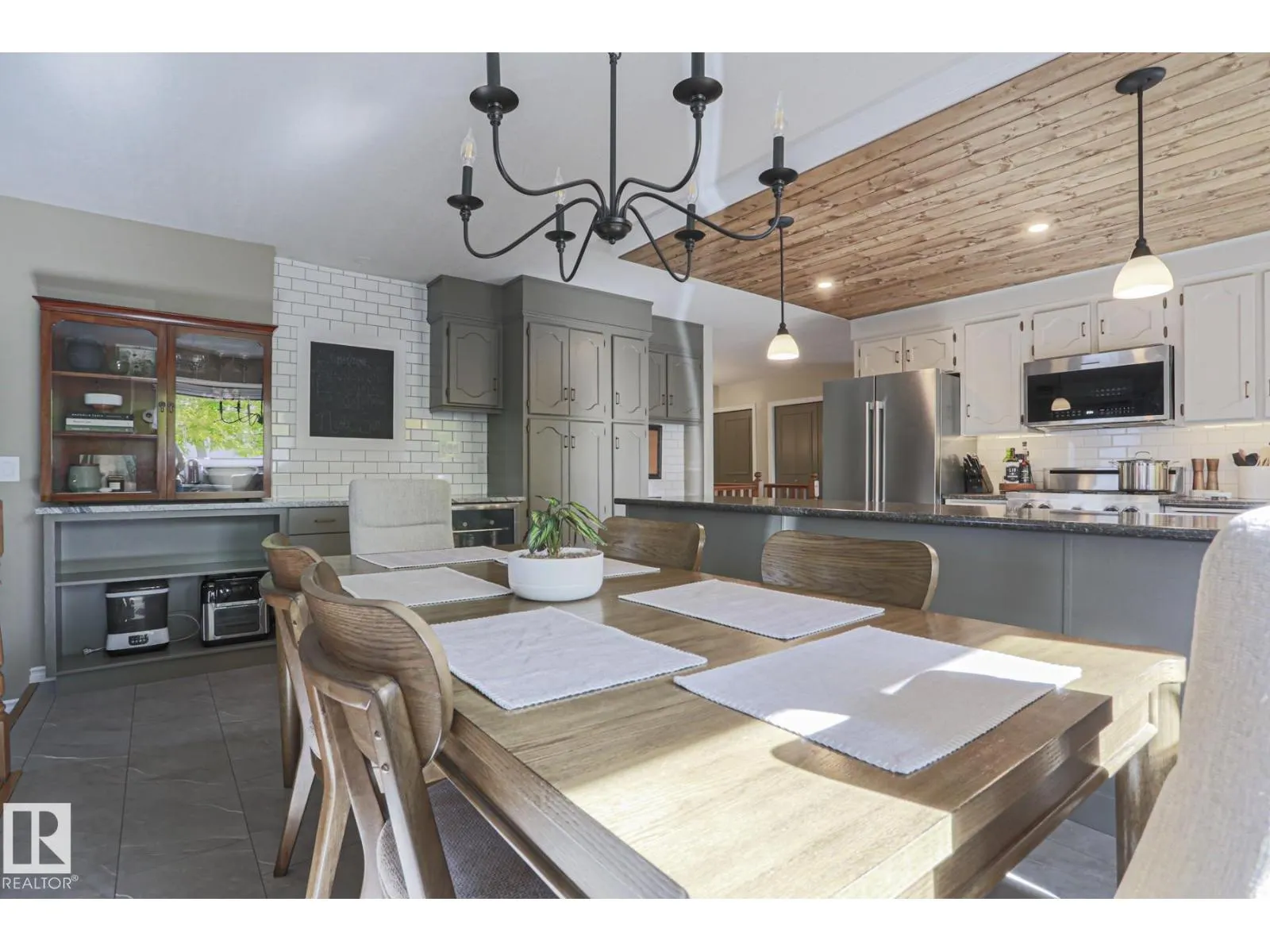 2 Hillview CR NE
