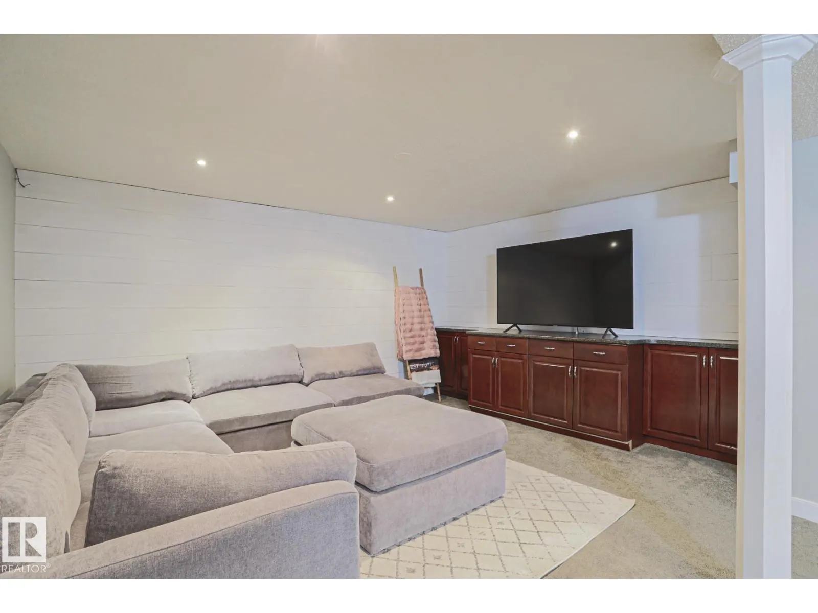 2 Hillview CR NE