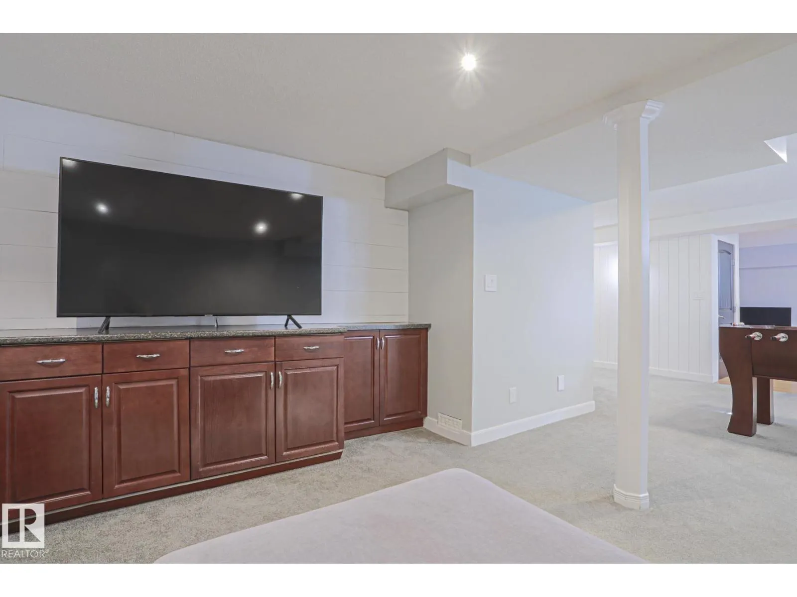 2 Hillview CR NE
