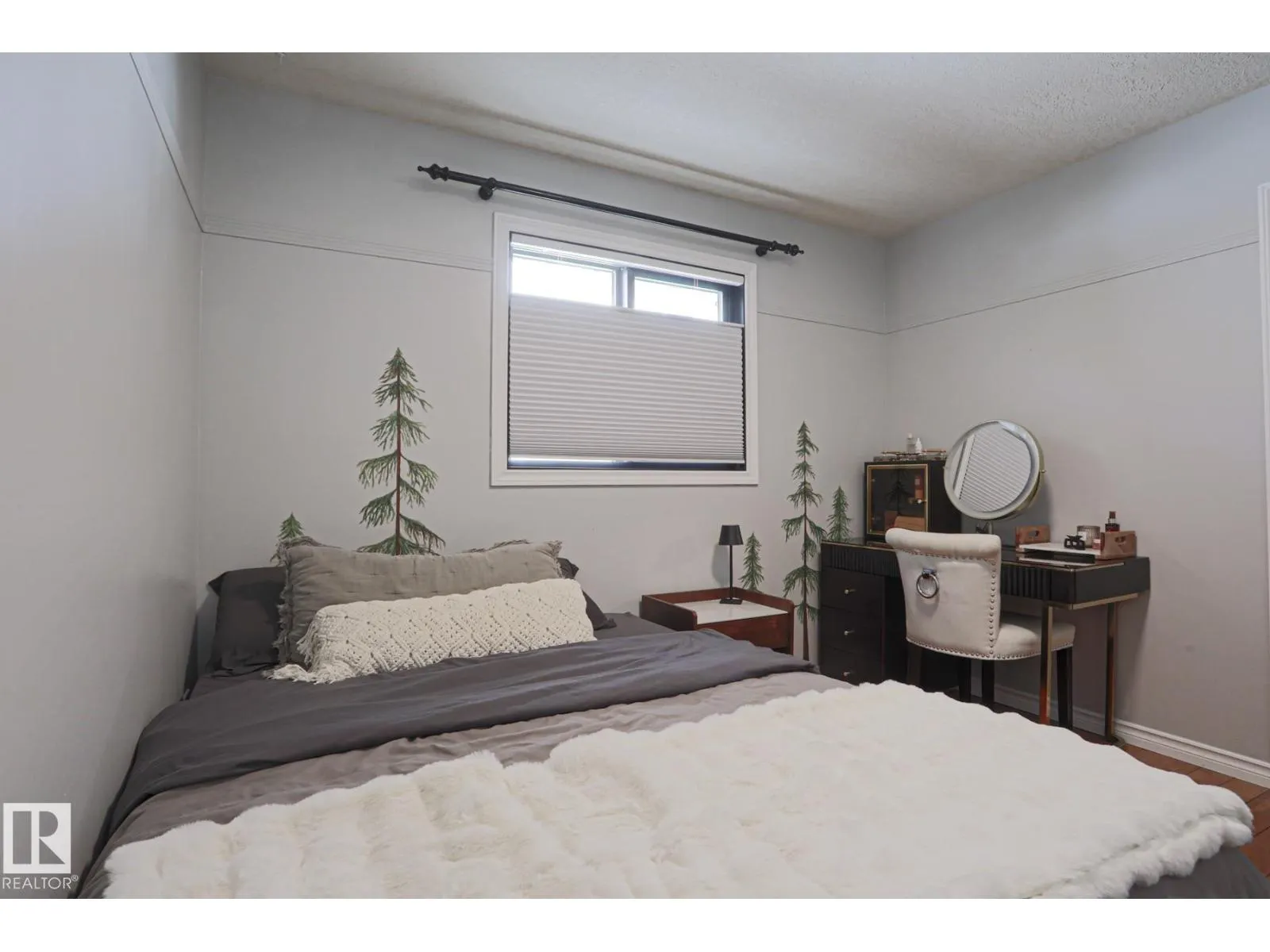 2 Hillview CR NE