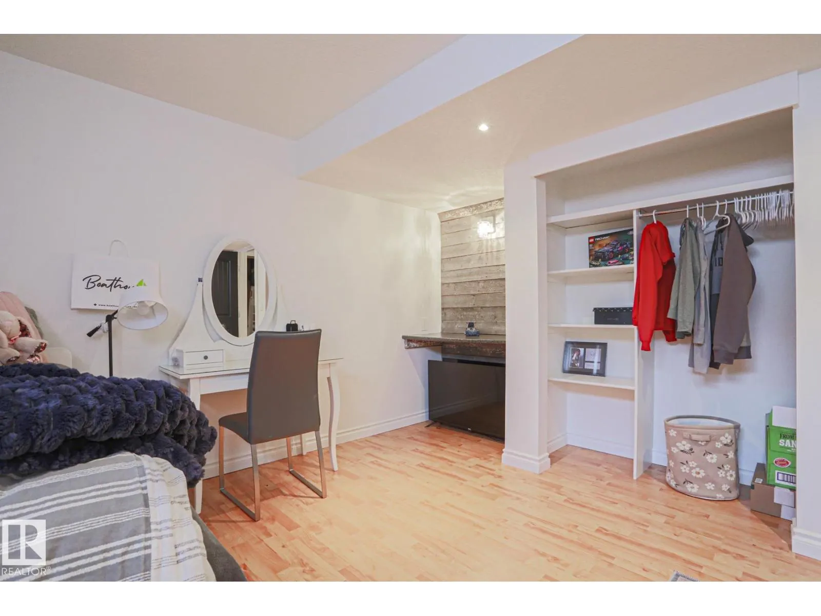 2 Hillview CR NE