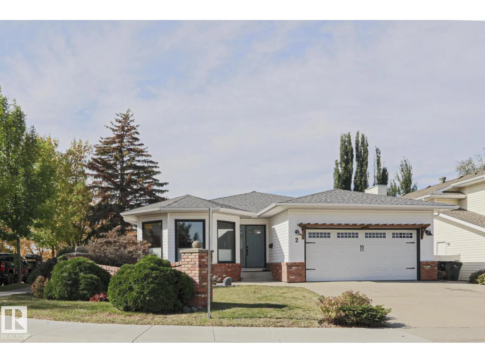 2 Hillview CR NE