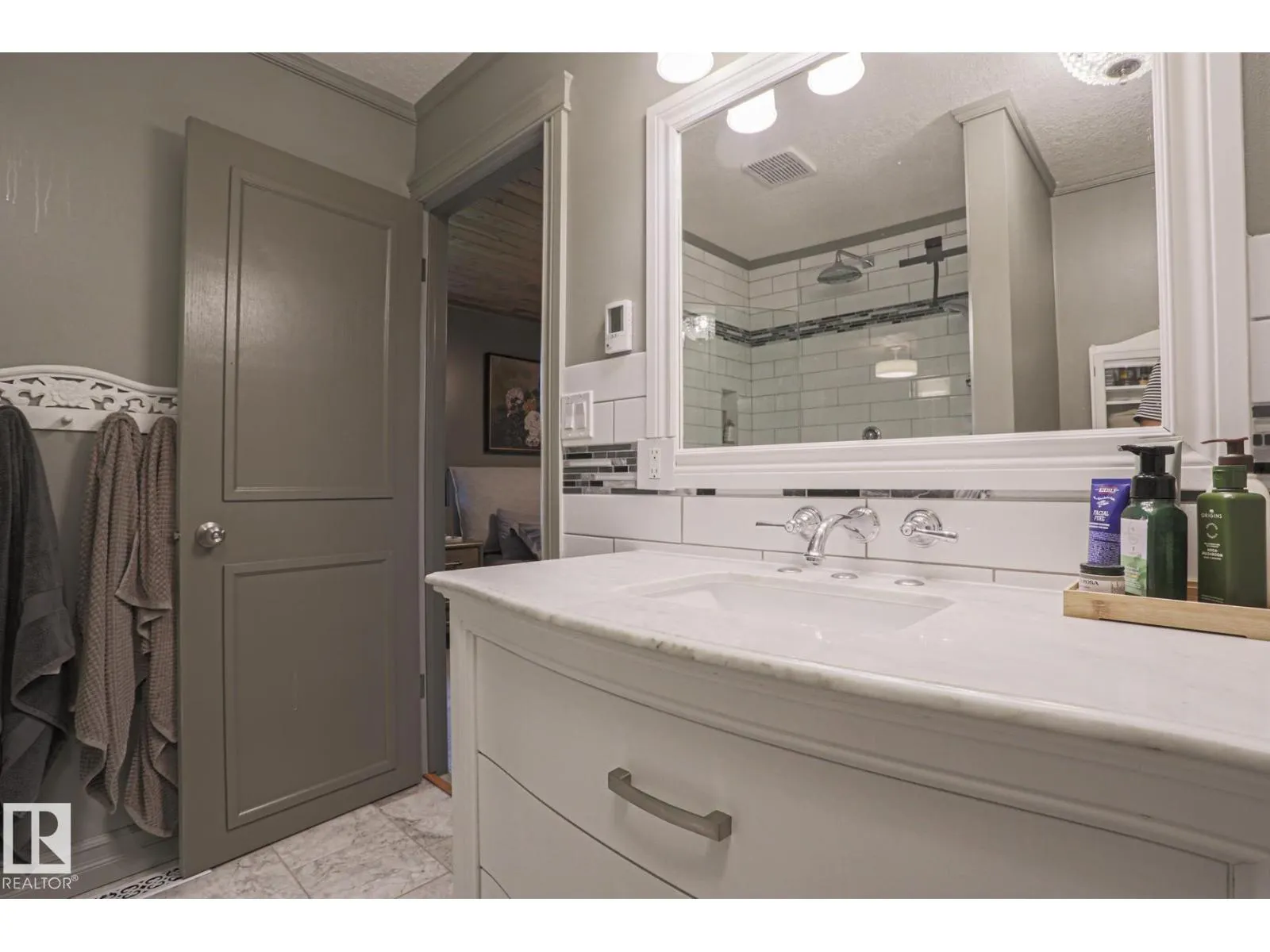2 Hillview CR NE