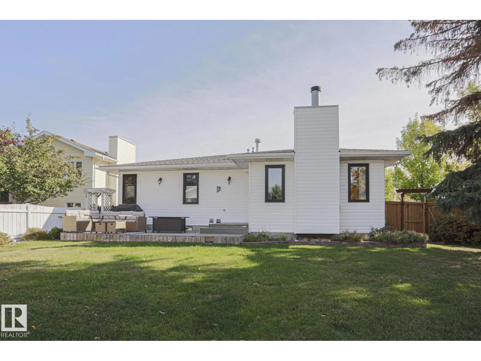 2 Hillview CR NE