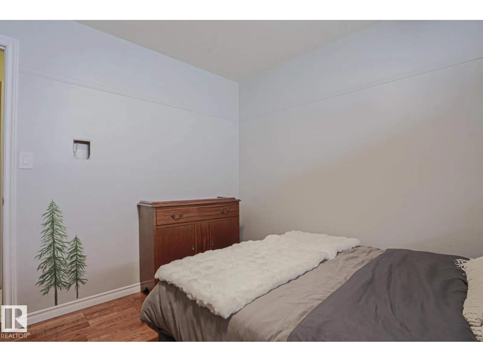 2 Hillview CR NE
