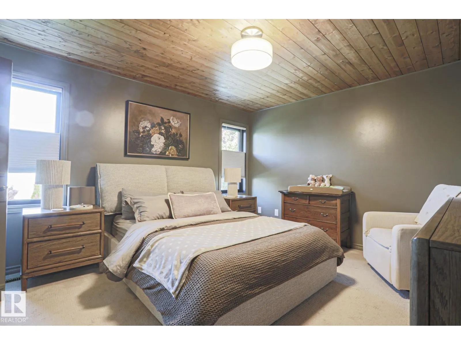 2 Hillview CR NE