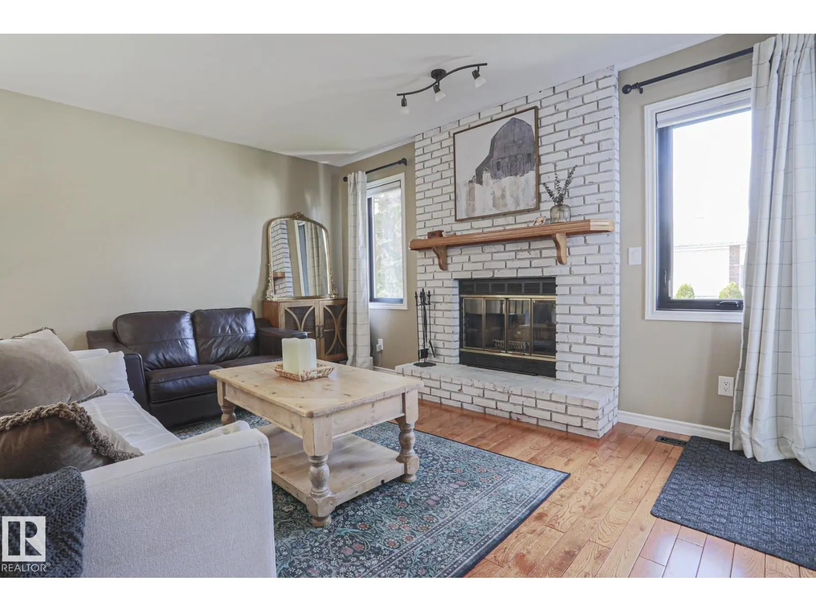 2 Hillview CR NE