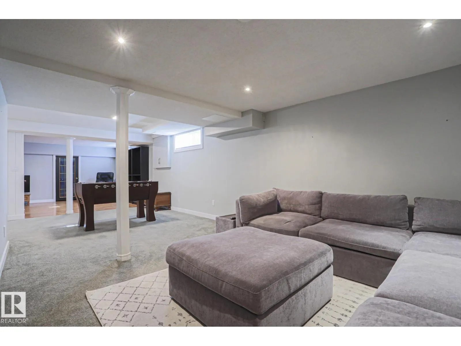 2 Hillview CR NE