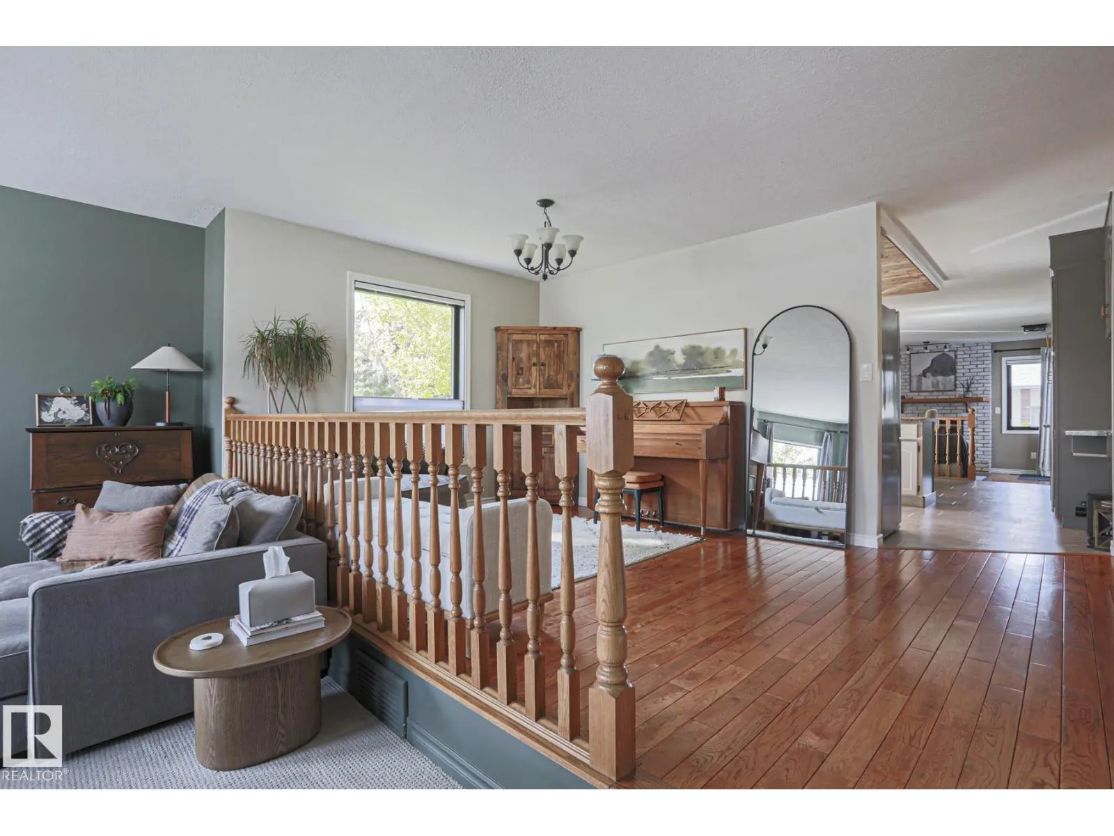 2 Hillview CR NE