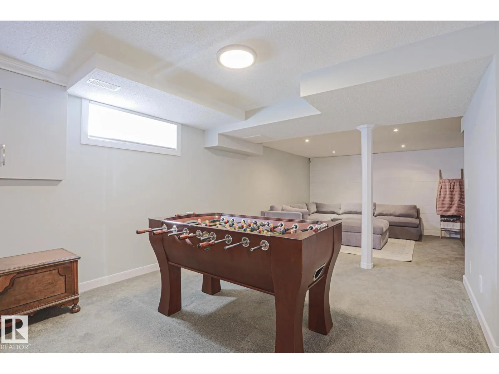 2 Hillview CR NE