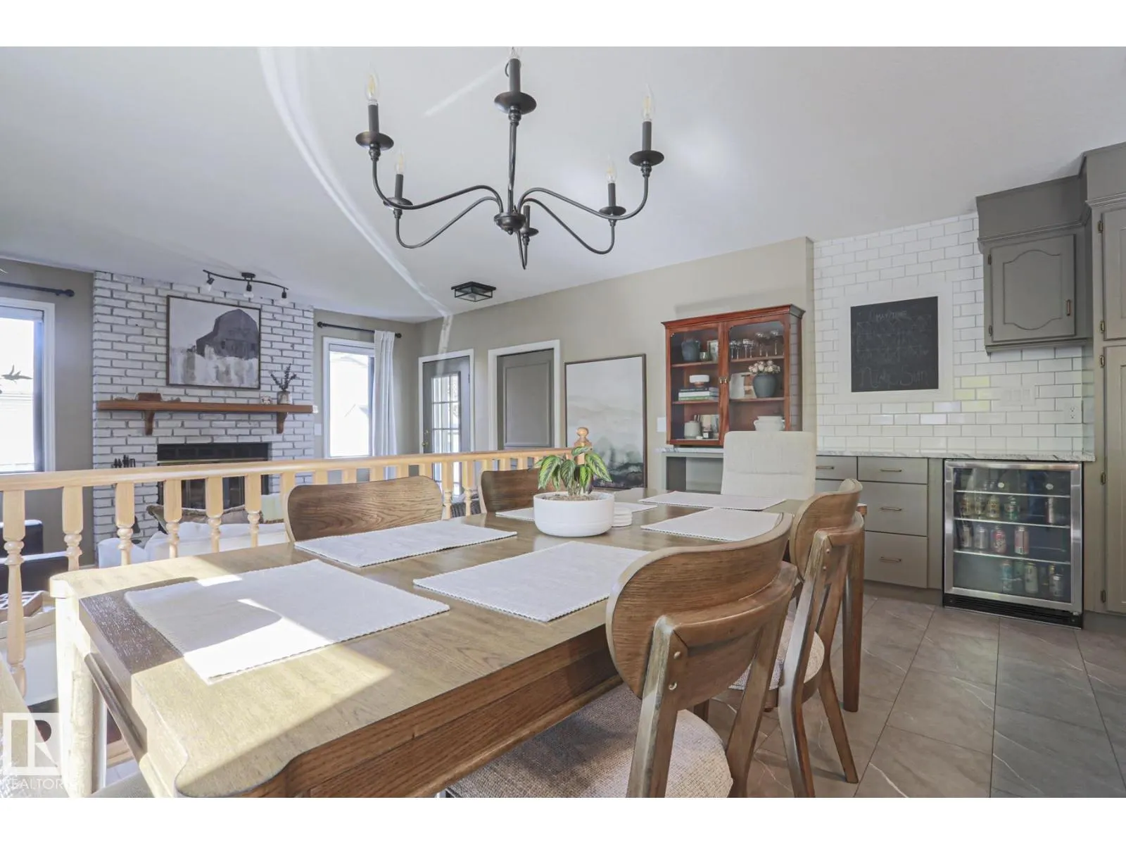 2 Hillview CR NE