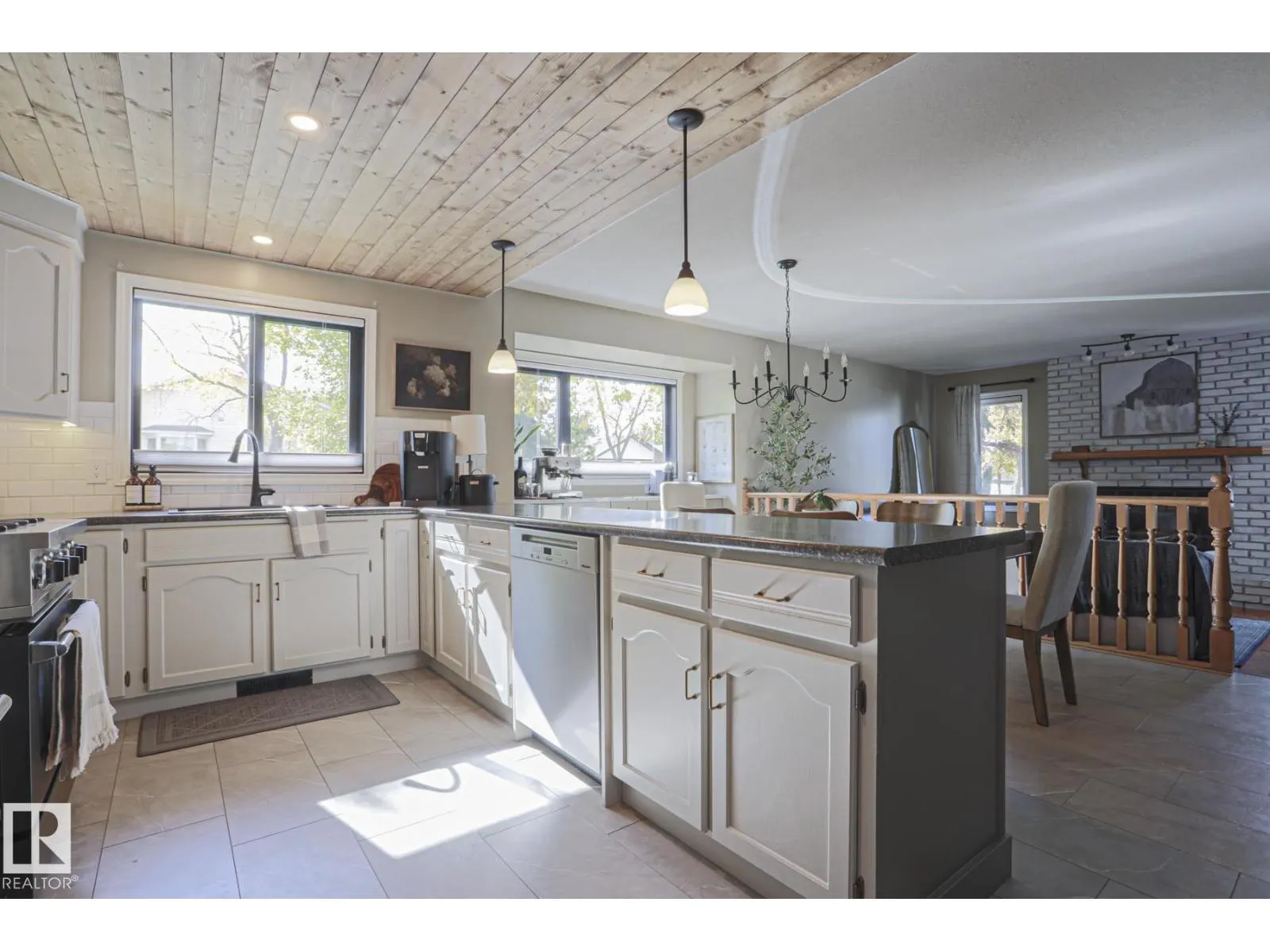 2 Hillview CR NE