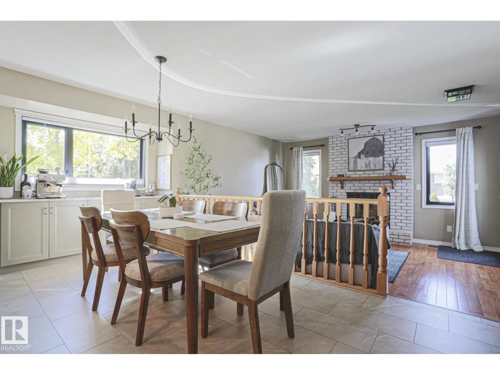 2 Hillview CR NE