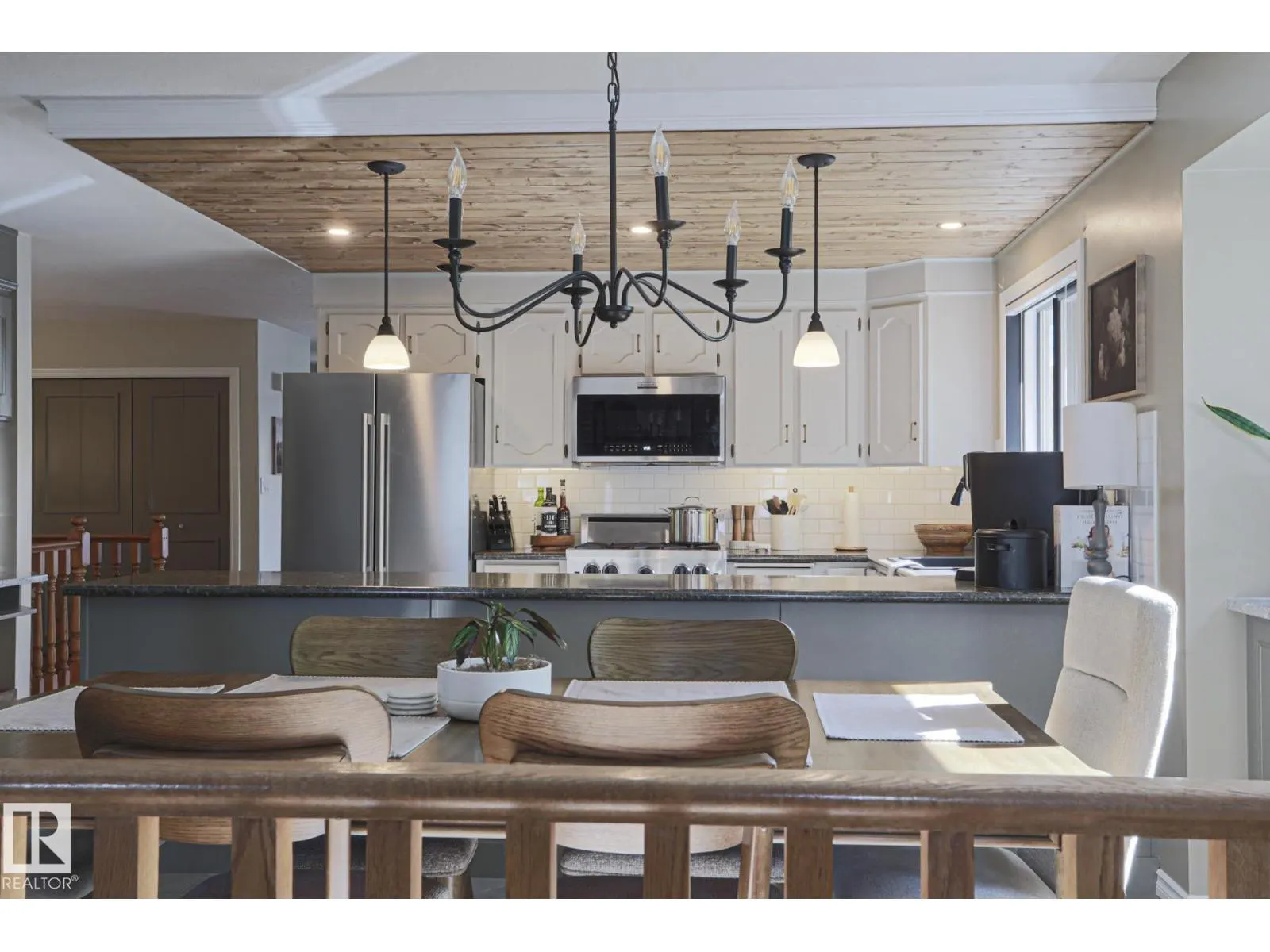 2 Hillview CR NE