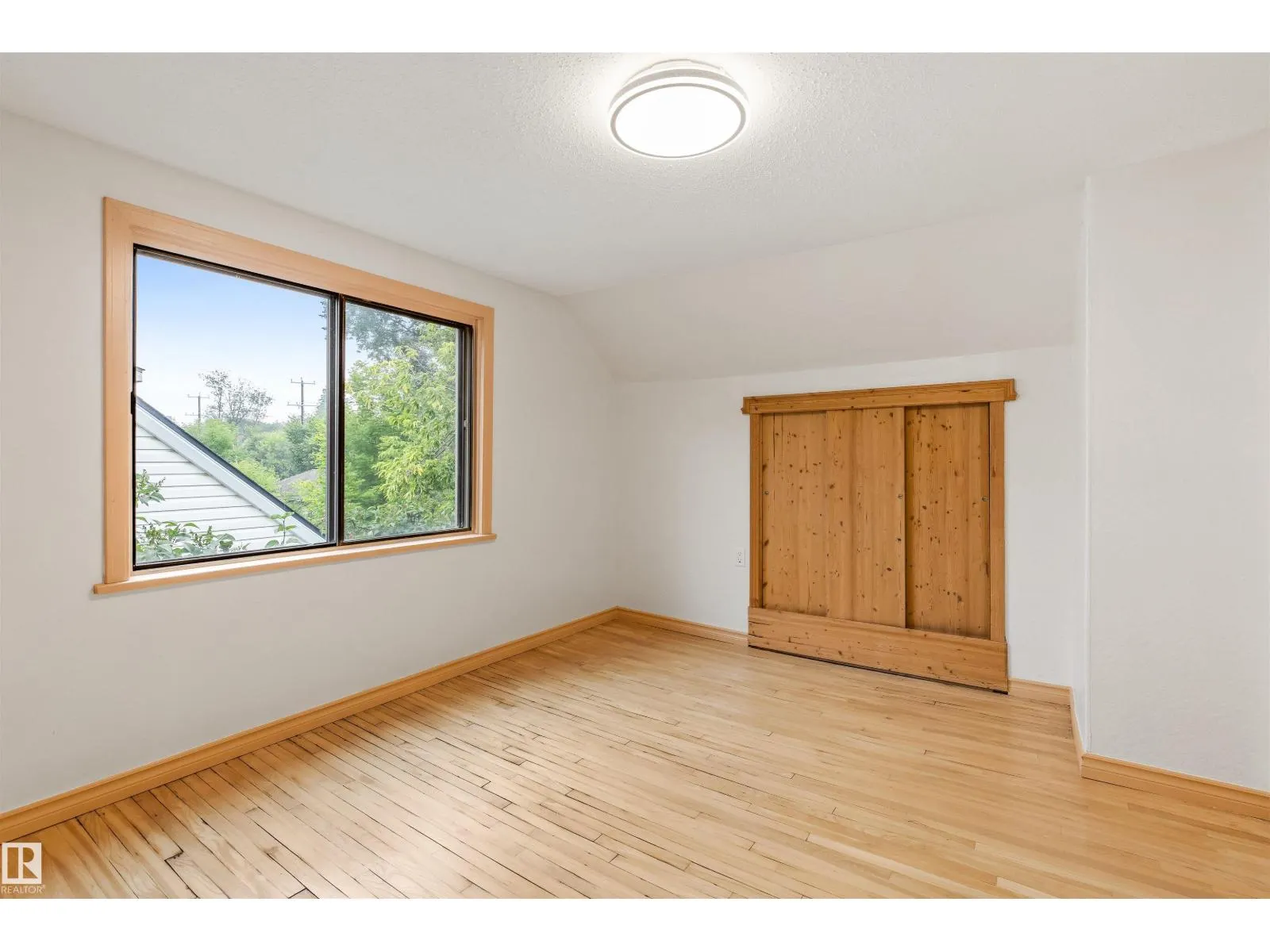 11230 75 AV NW