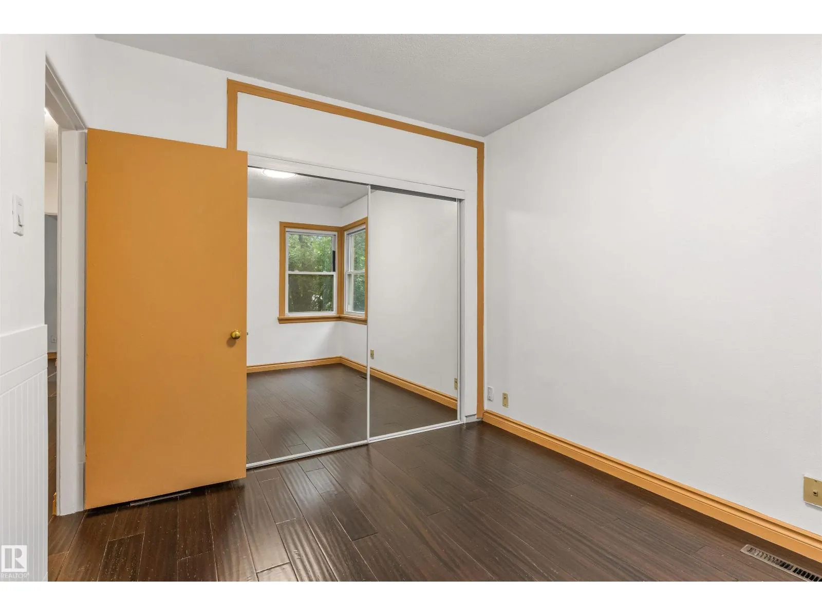 11230 75 AV NW