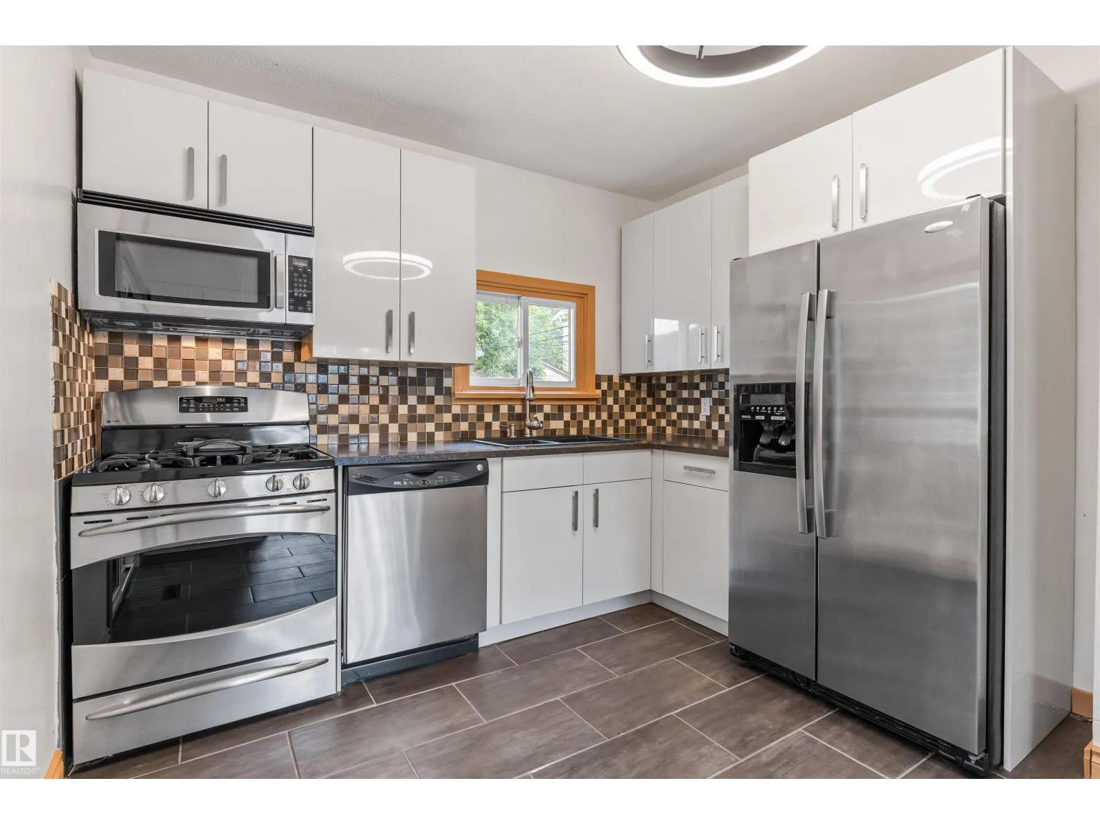 11230 75 AV NW