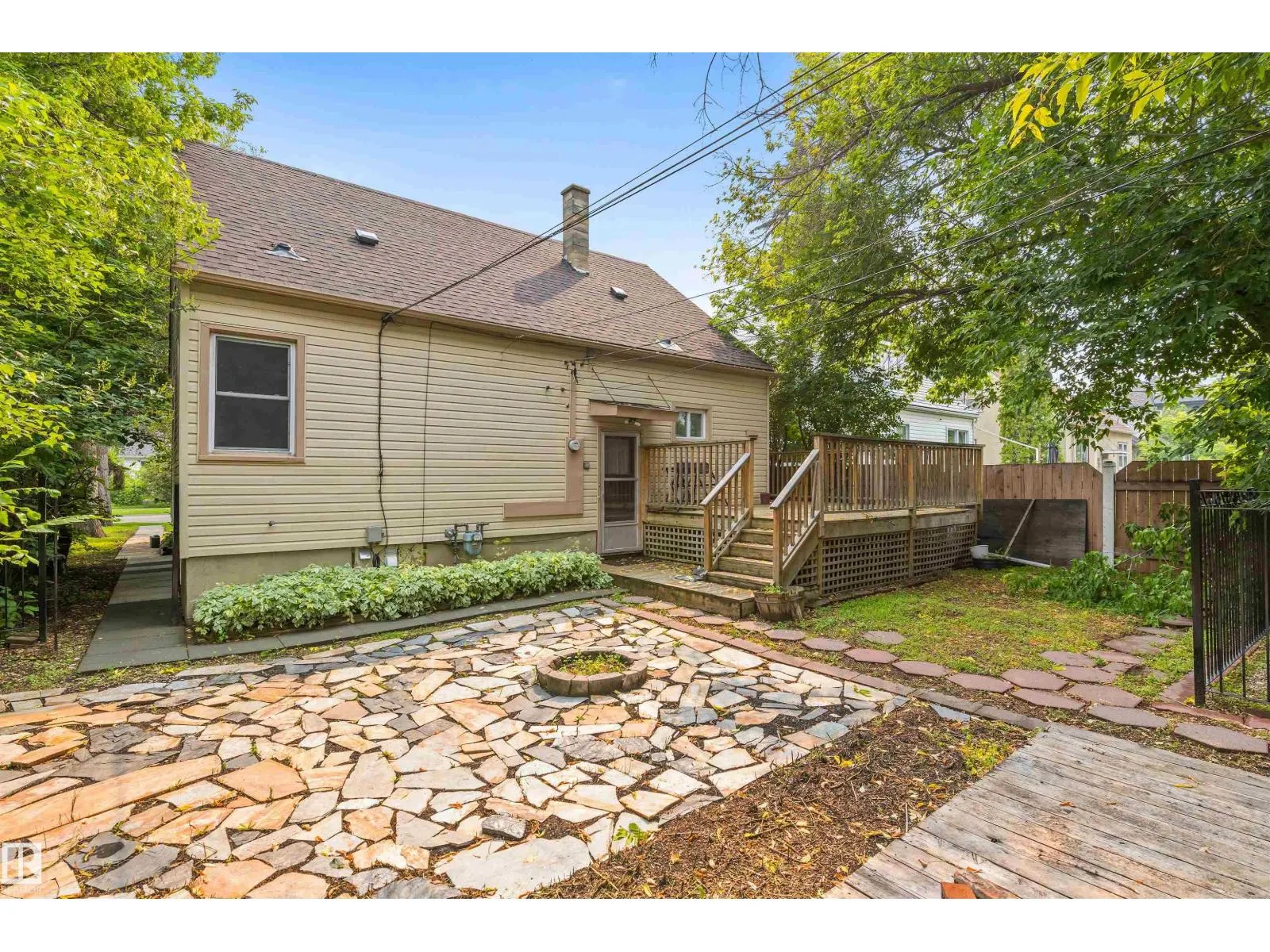 11230 75 AV NW