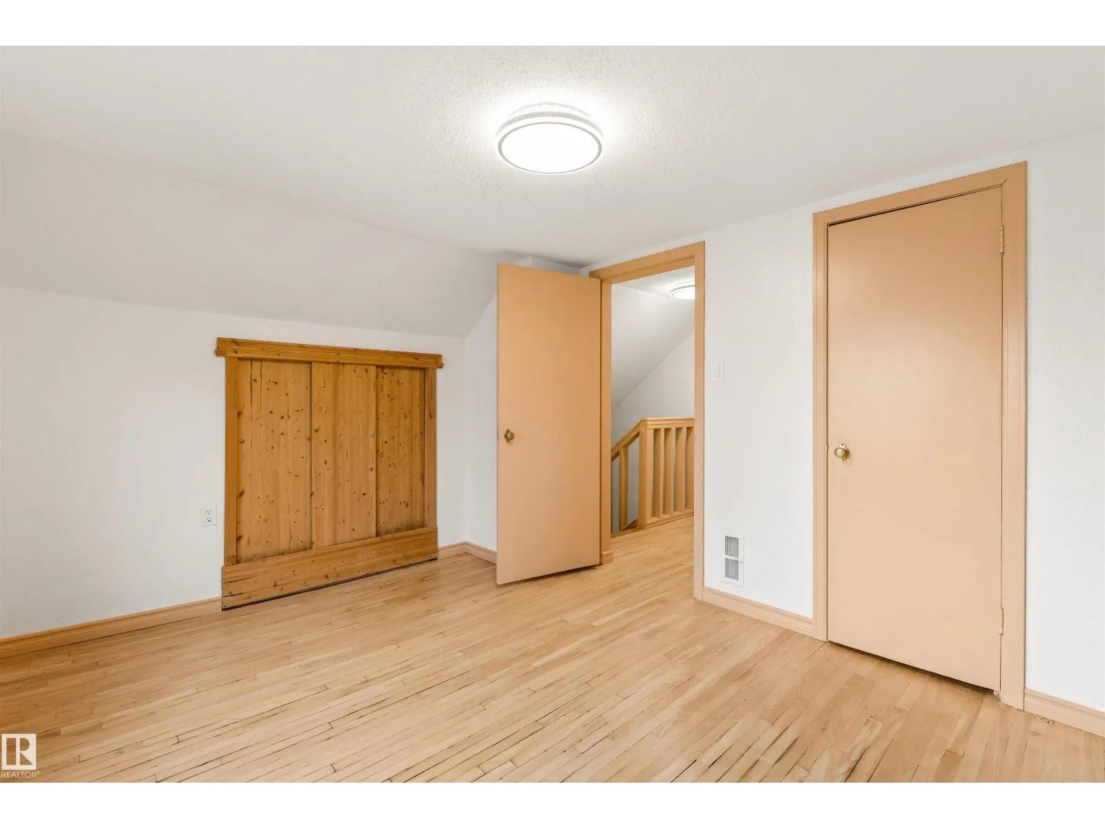 11230 75 AV NW