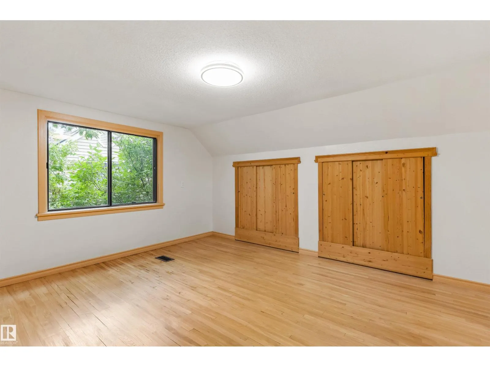 11230 75 AV NW
