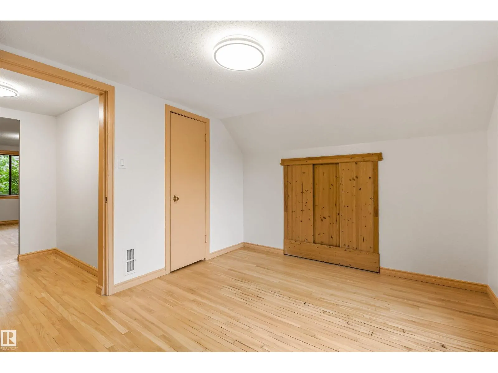 11230 75 AV NW