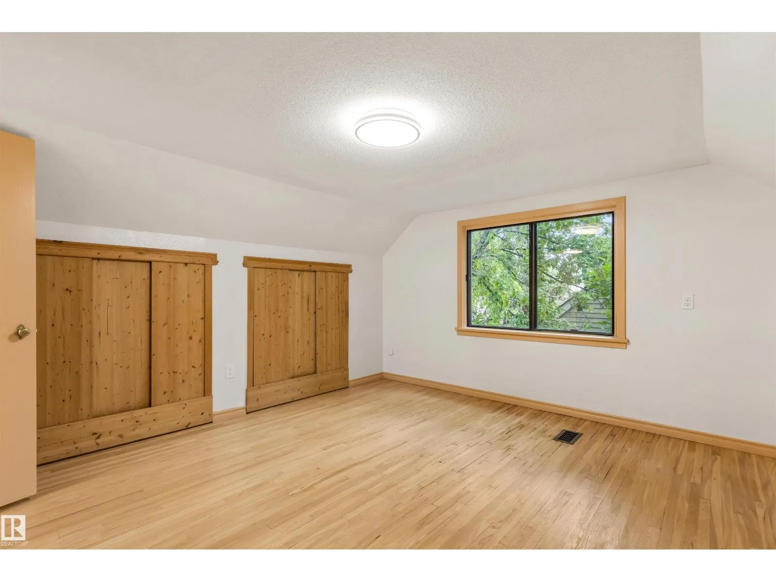 11230 75 AV NW
