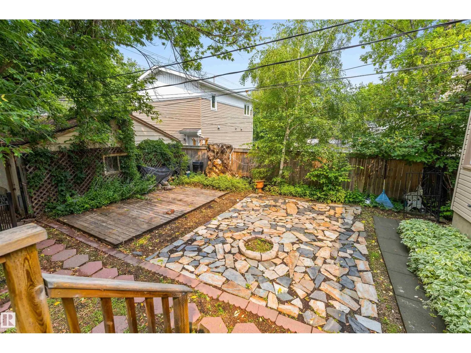 11230 75 AV NW