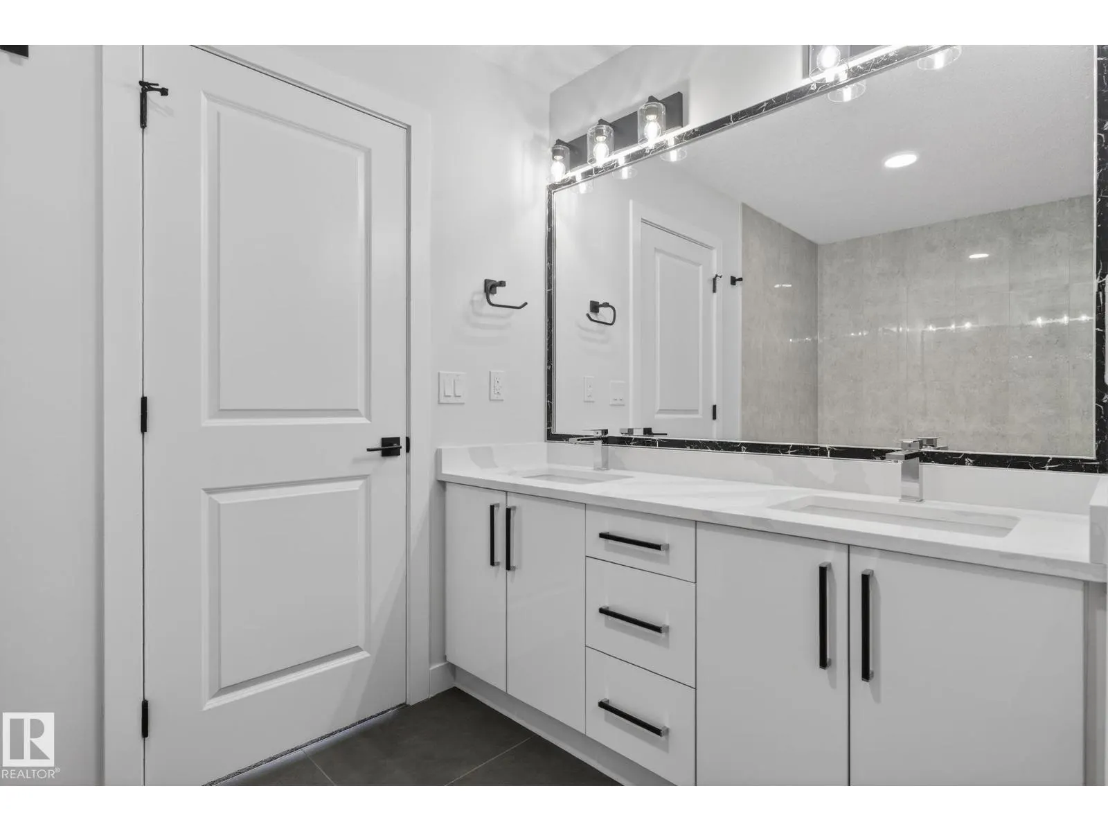20 HAZELWOOD LN