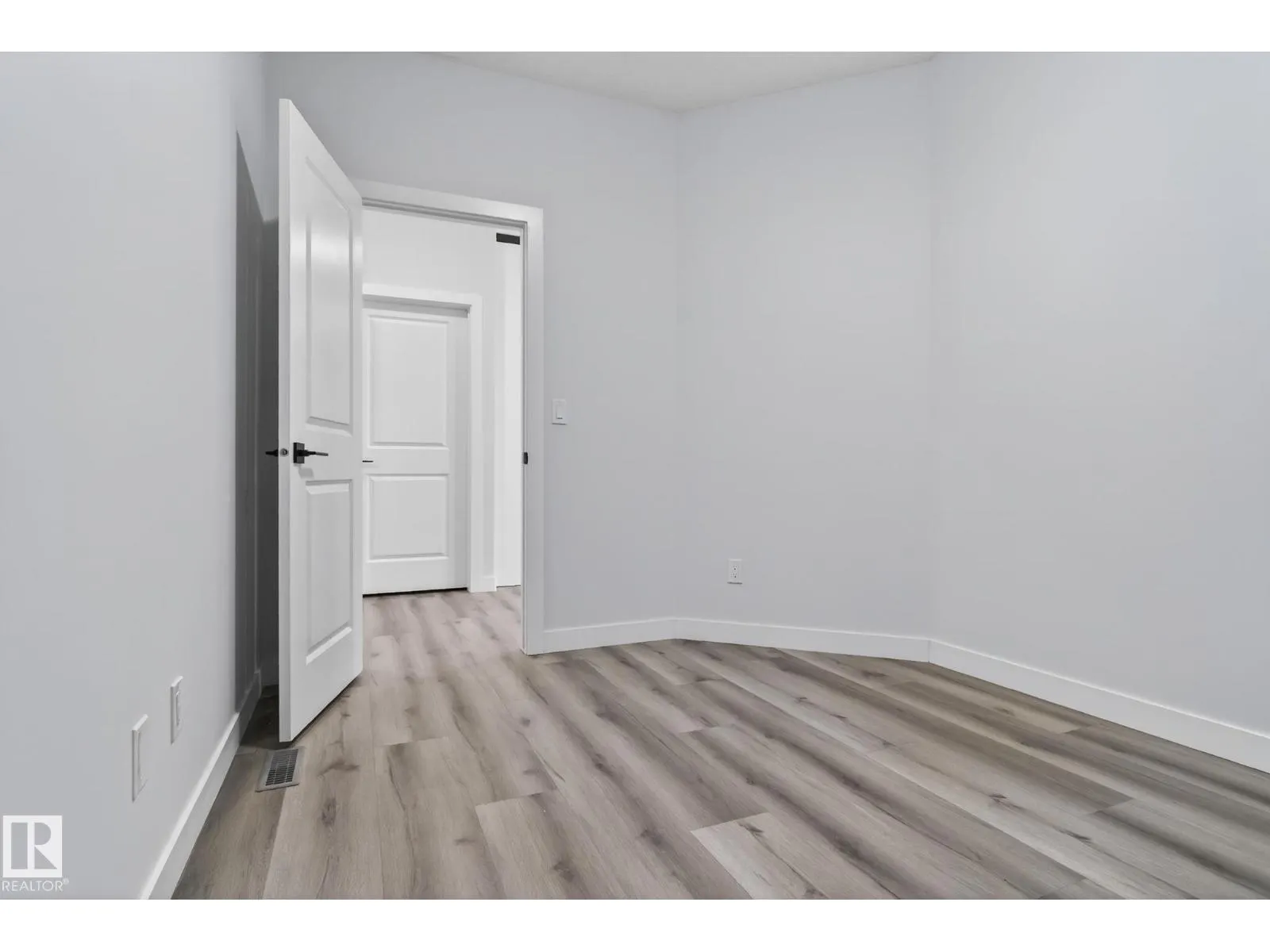 20 HAZELWOOD LN