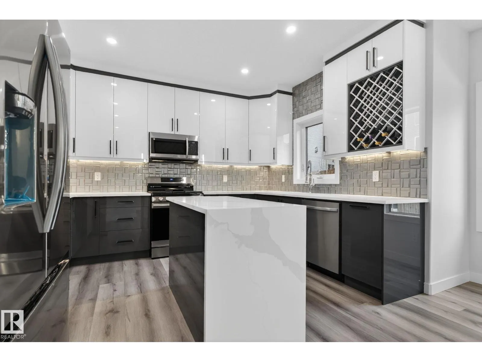 20 HAZELWOOD LN