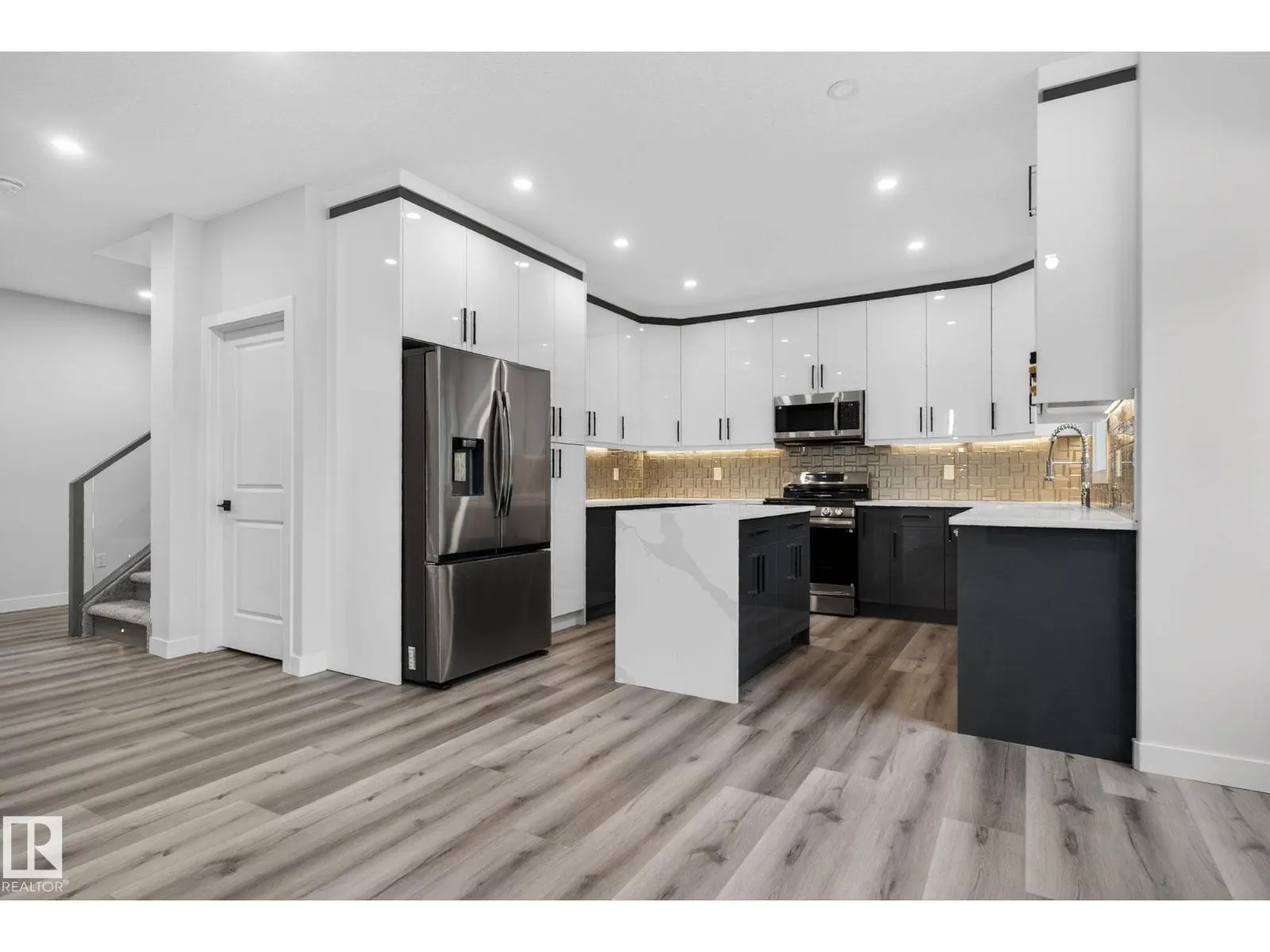 20 HAZELWOOD LN