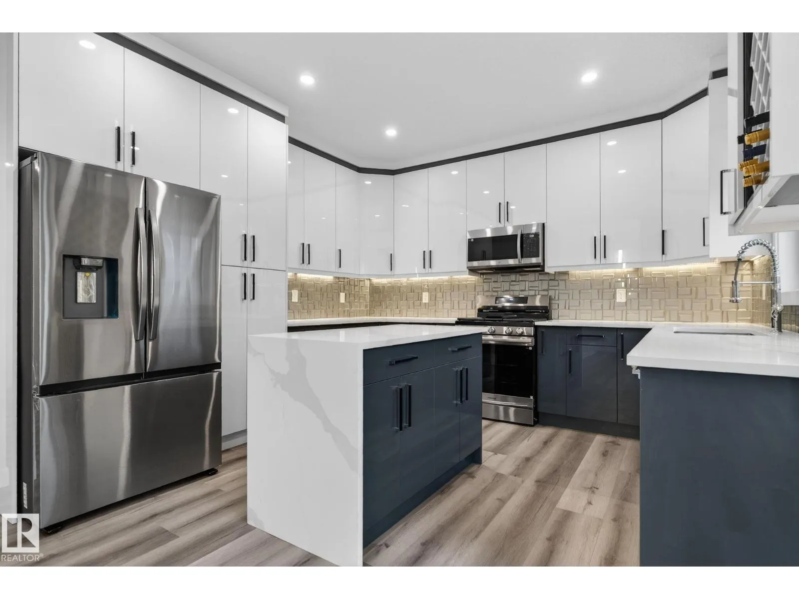 20 HAZELWOOD LN