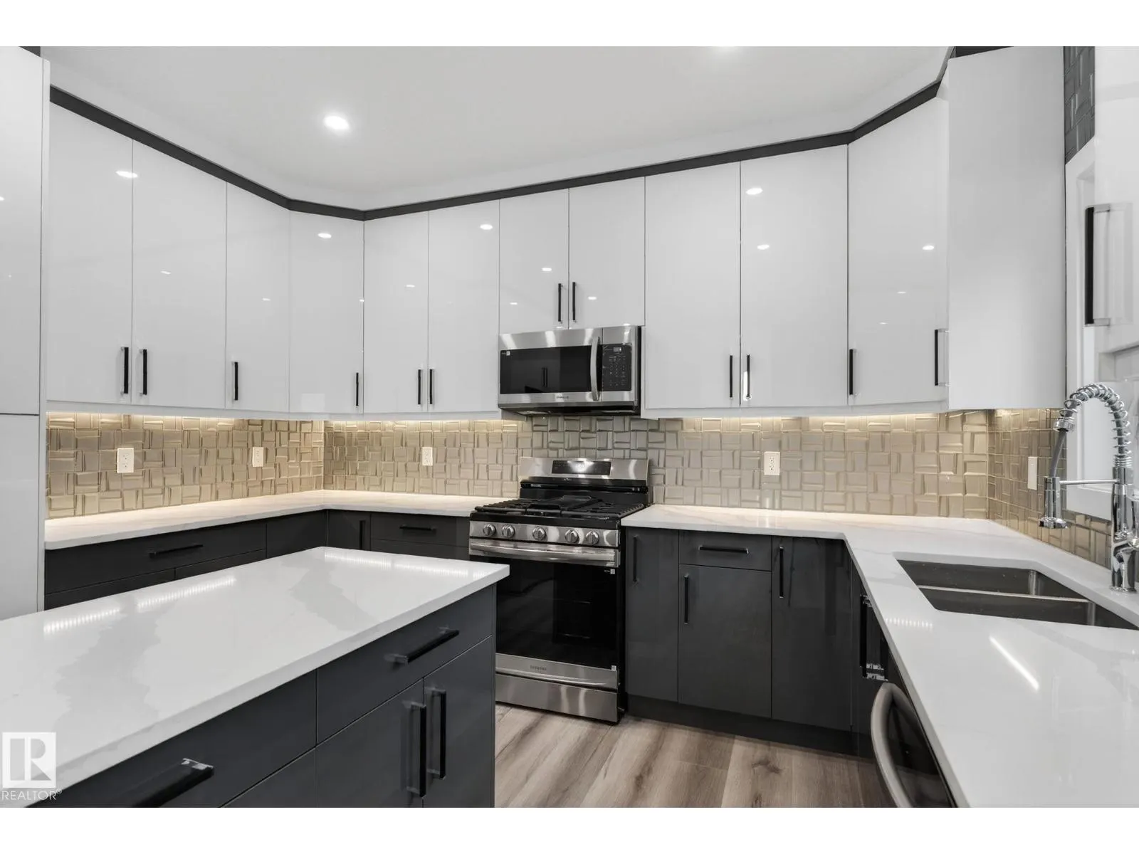 20 HAZELWOOD LN