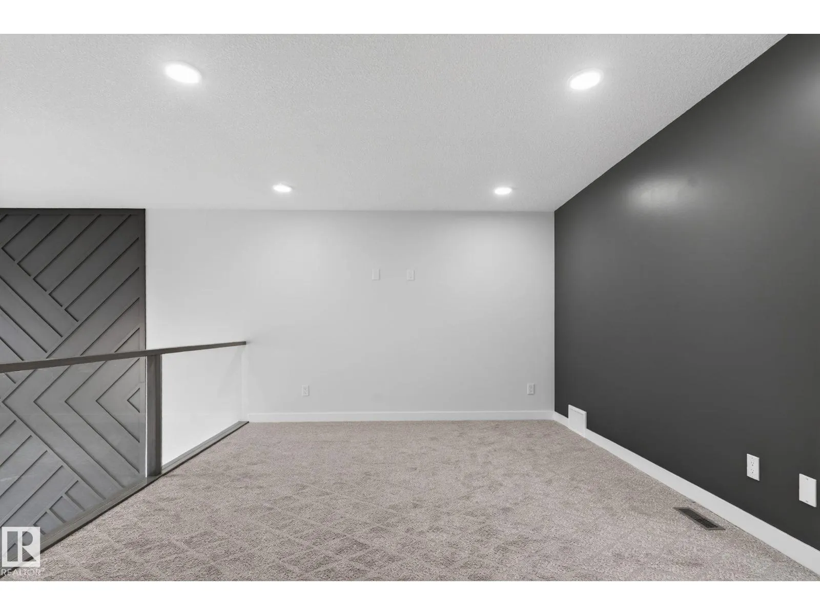 20 HAZELWOOD LN