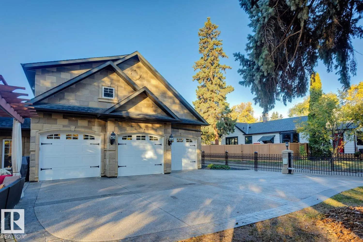 6306 111 AV NW