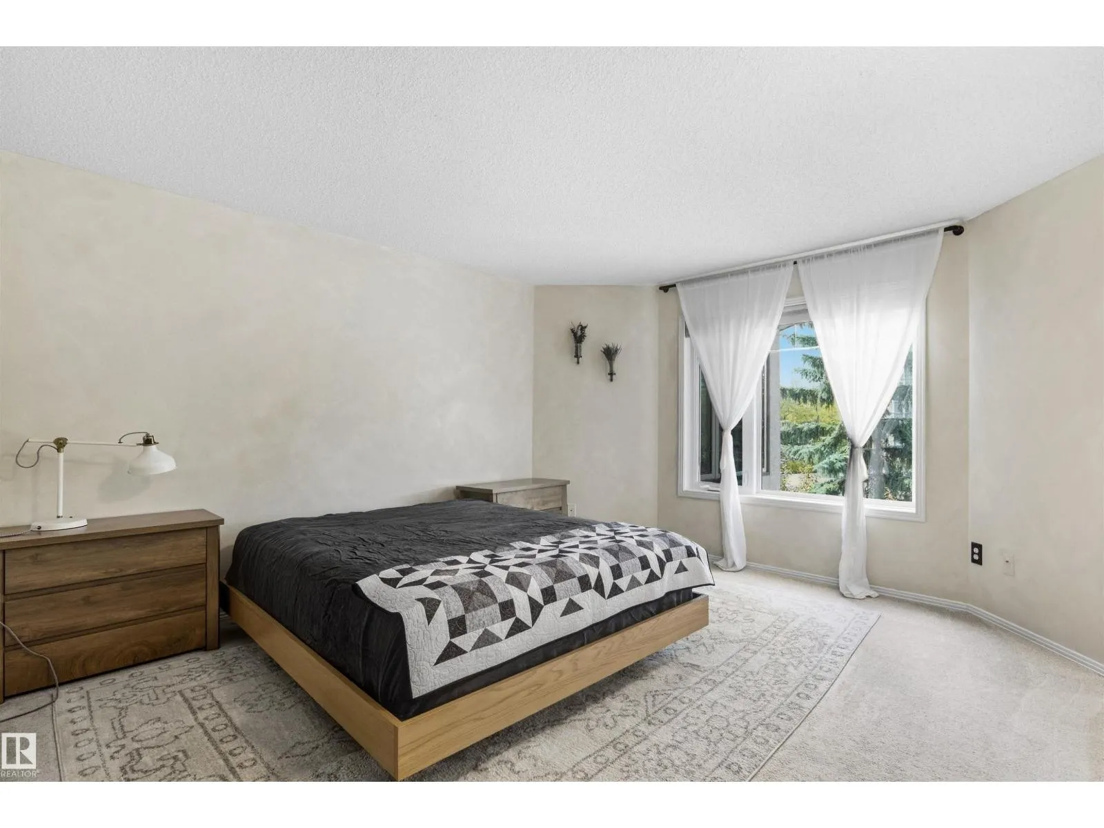 #309 8909 100 ST NW