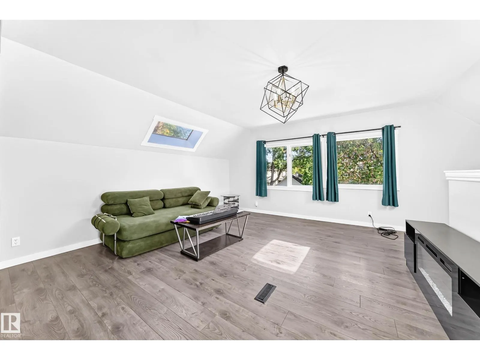 11908 77 ST NW