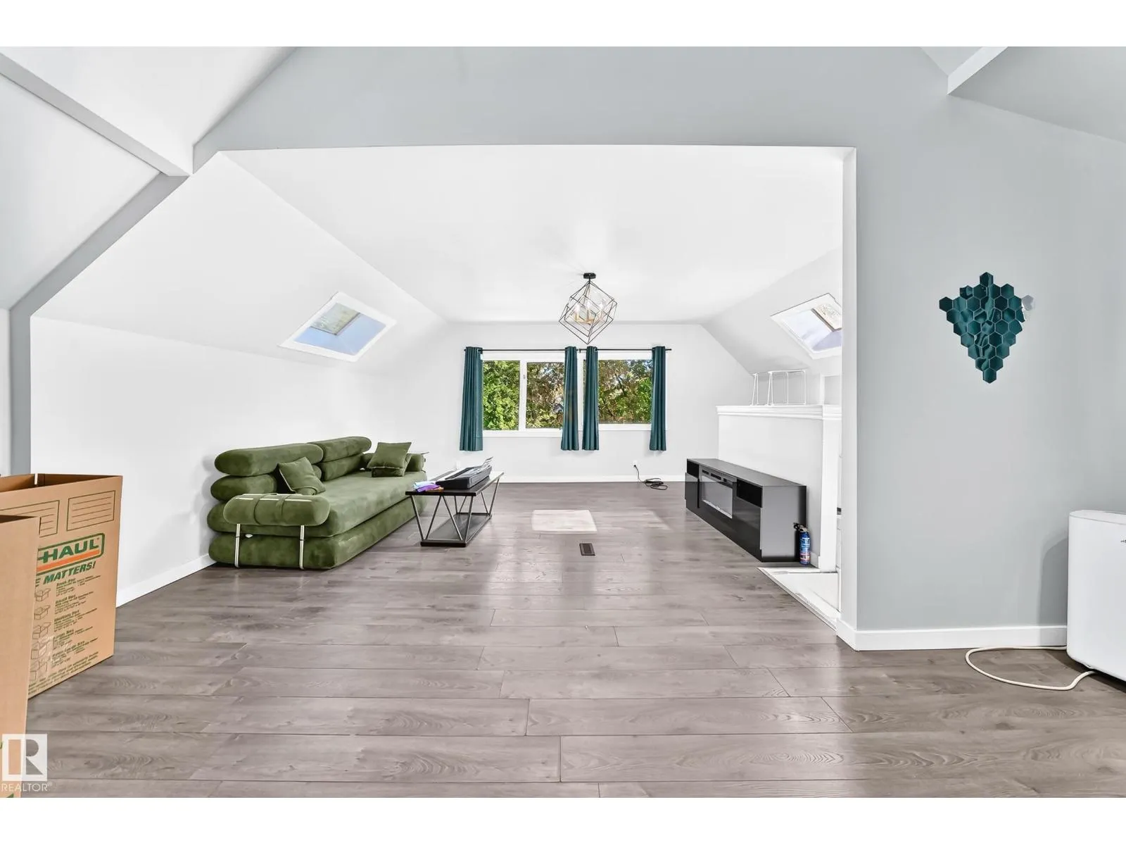 11908 77 ST NW
