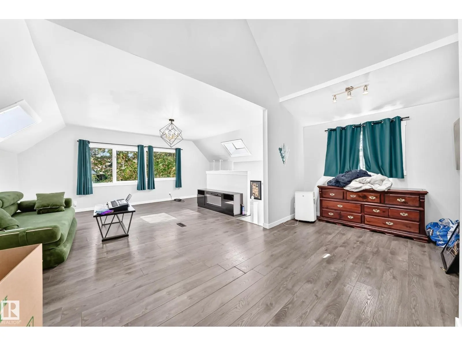 11908 77 ST NW