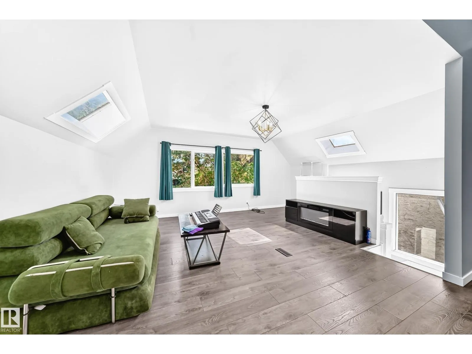 11908 77 ST NW