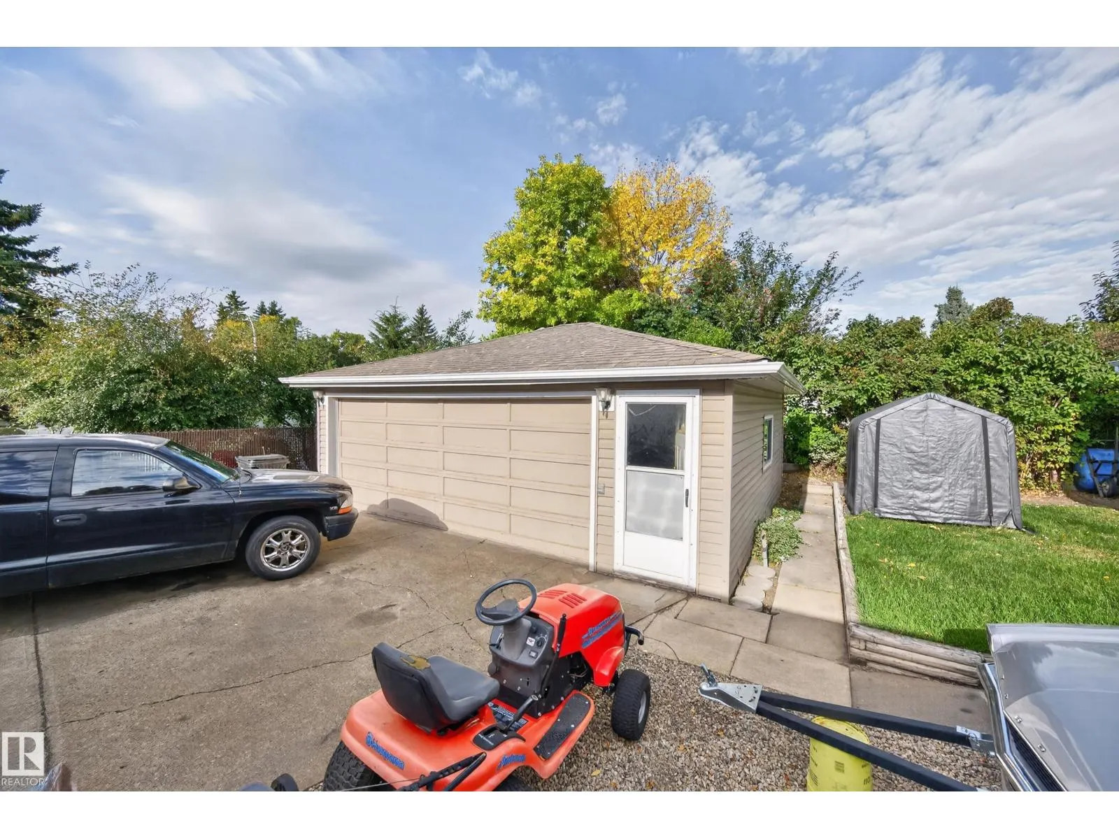 4 GREYSTONE CR