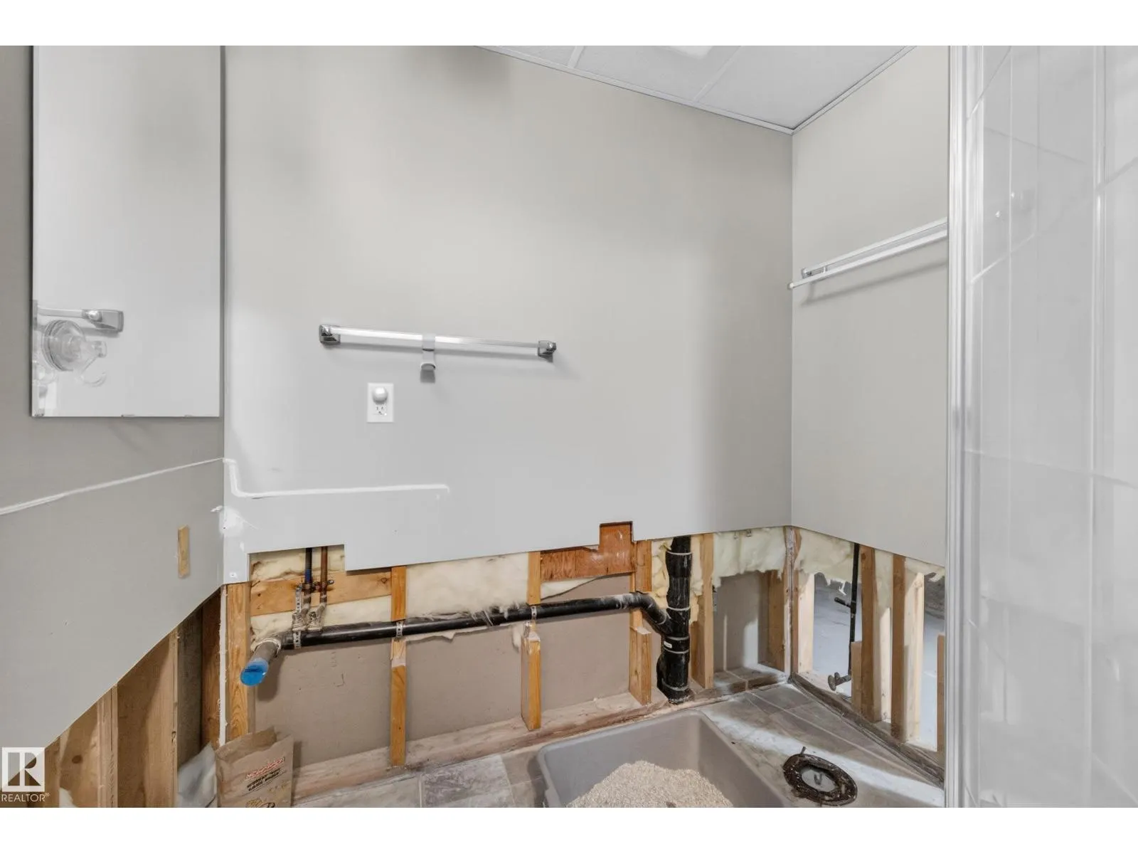 4 GREYSTONE CR