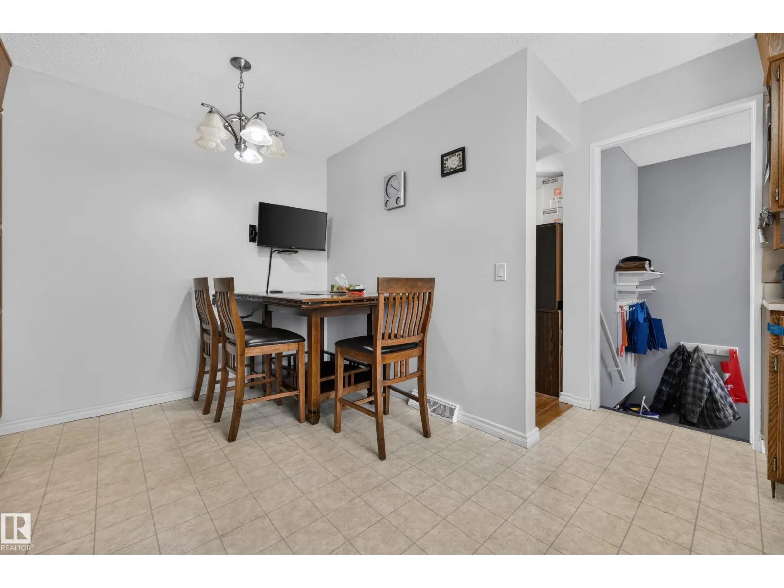 4 GREYSTONE CR