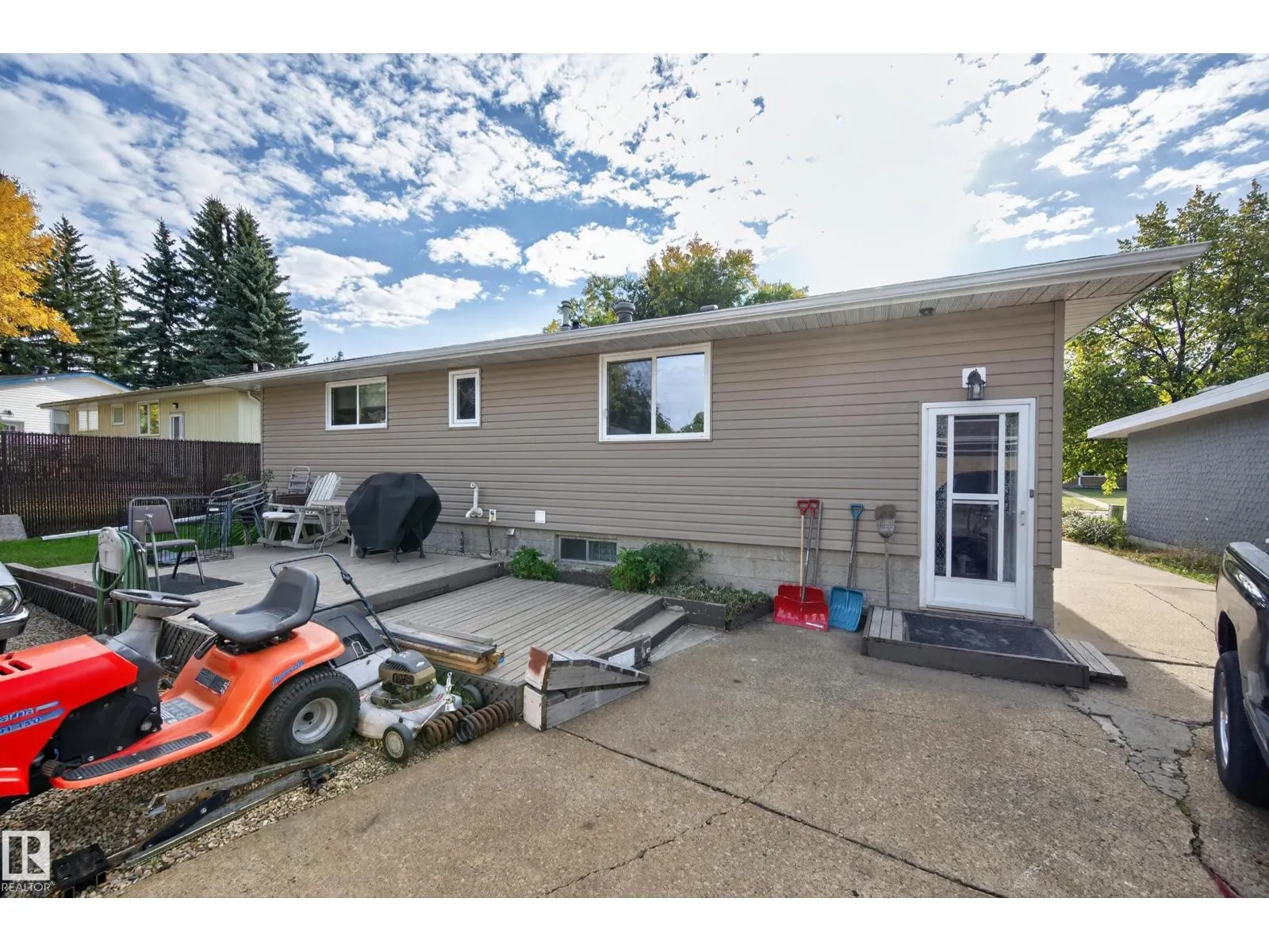 4 GREYSTONE CR